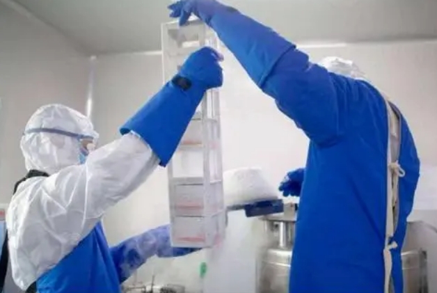 正在使用液氮罐 正在使用液氮罐